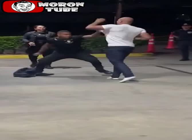 Video :Police observe a brawl without getting involved